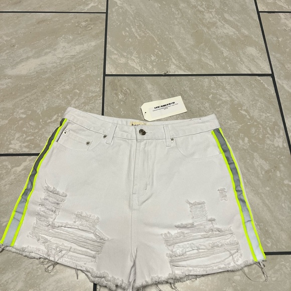 b original by shoe fly Women’s destroyed stripe ribbon denim white shorts size L - Picture 2 of 9